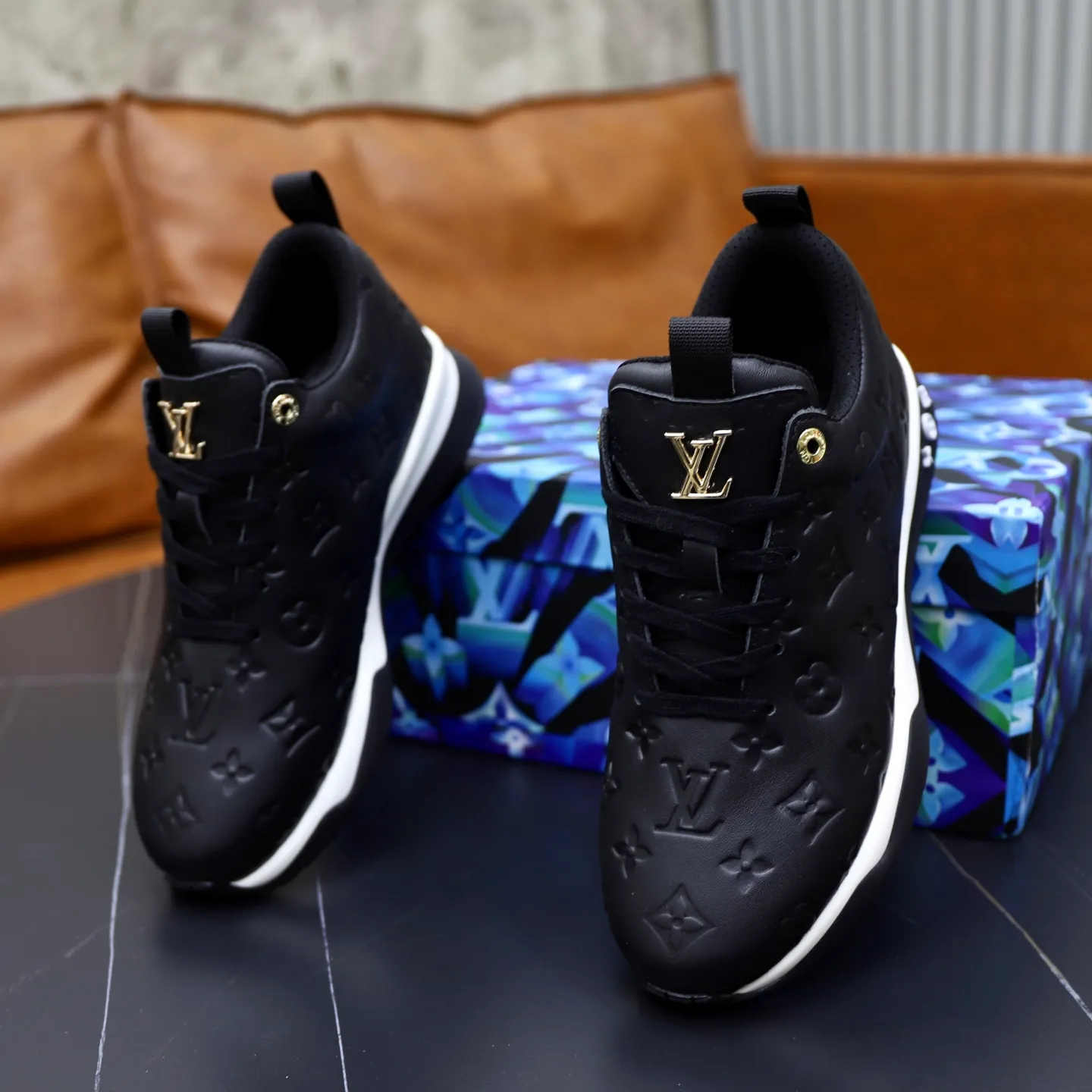 Factory price: 520💰【LV】Louis Vuitton is a high-end brand of men's shoes, new models on the market, top luxury brand, the latest fashionable casual men's shoes, trendy and versatile style, relaxed and sporty style, calfskin upper and ultra-fine workmanship. The original personalized fashionable rubber wear-resistant outsole is light and comfortable on the foot. Code number: 39-44 (45, 46 customized)
